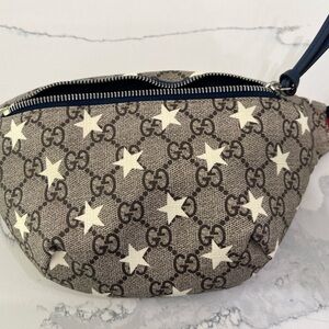 AUTHENTIC GUCCI BELT BAG. Gucci traditional GG material with navy zipper.